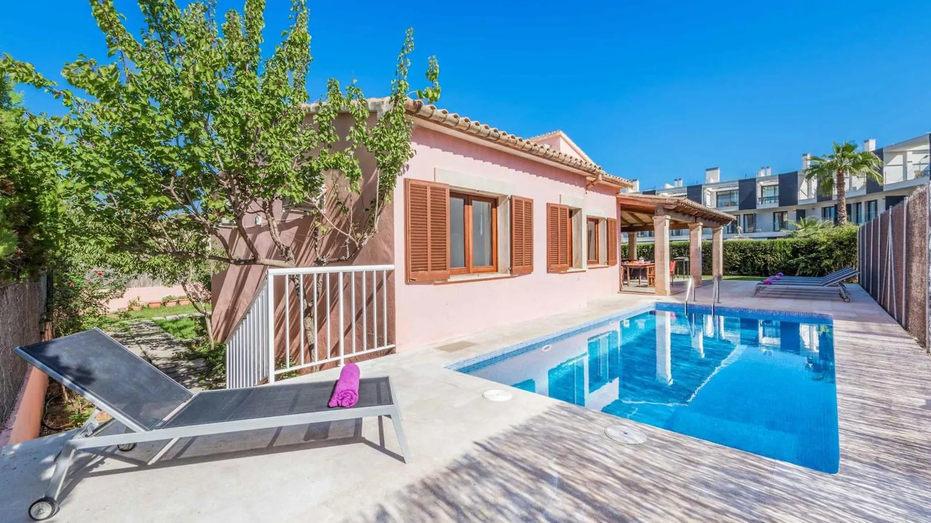 Villa Llenaire contacts